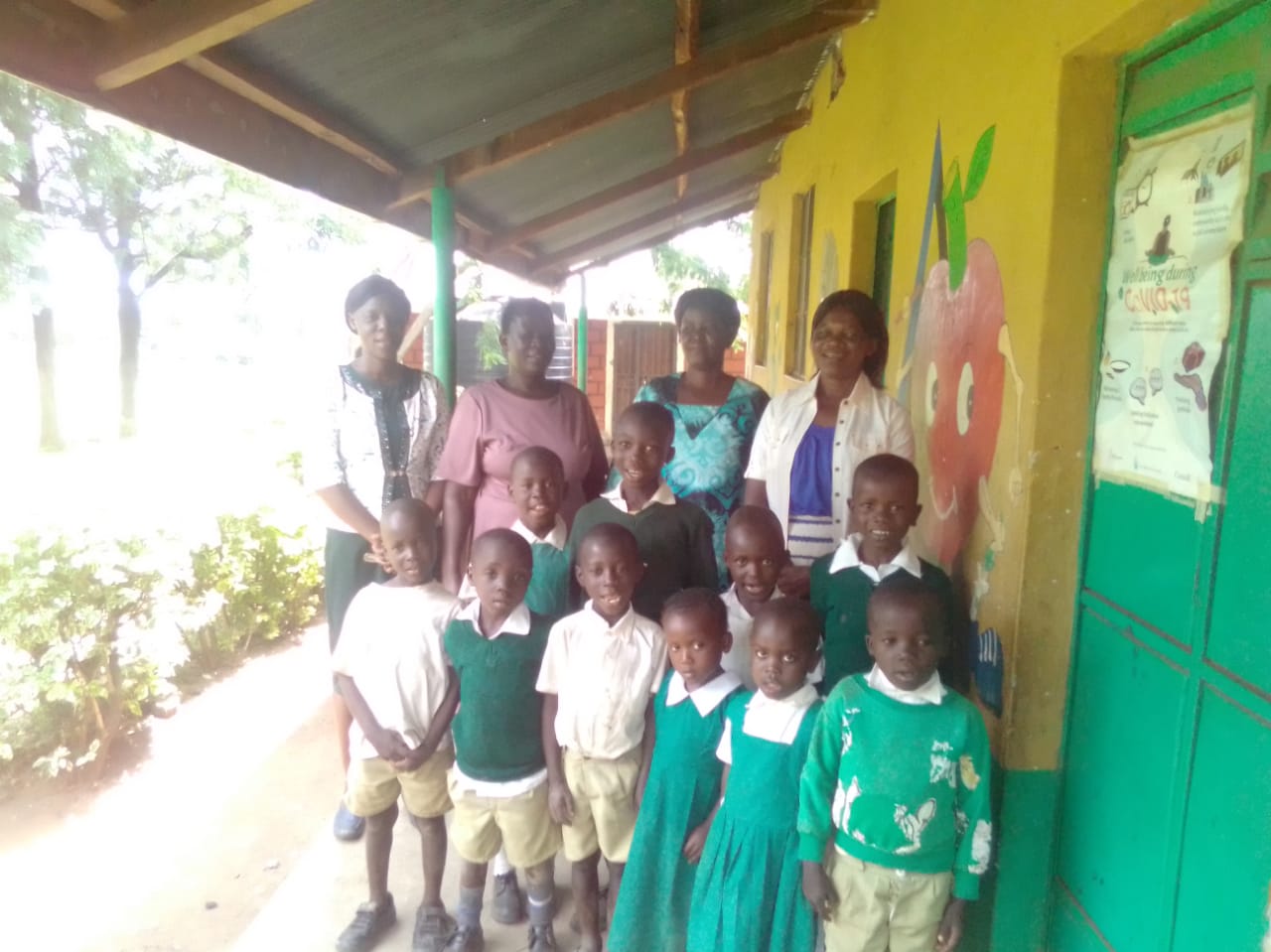 Kinder mit den Projektverantwortlichen in Pundo